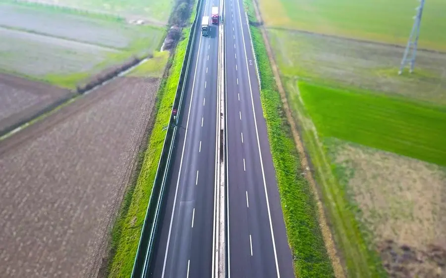 Autobahn zwischen Feldern aus der Drohnenperspektive