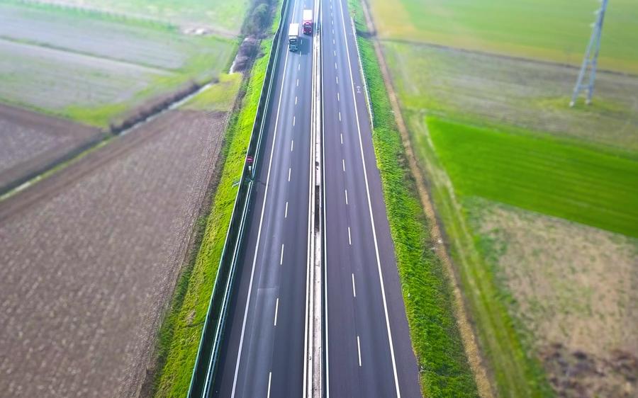 Autostrada wśród pól widziana z drona